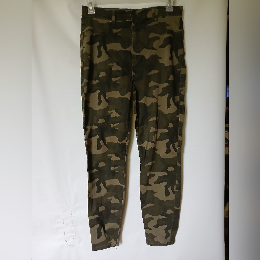 Celebrity Pink The Deb Jeans Size 15/32 JR Color Camo Green